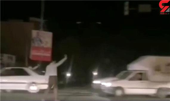 مرد یزدی هنگام قطعی برق چراغ راهنما شد