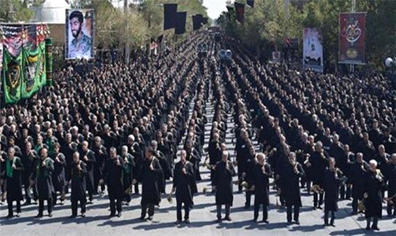 اجتماع بزرگ هیئت‌های عزاداری در ابرکوه/ نوای حسین، حسین اباالفضل(ع) طنین انداز شد