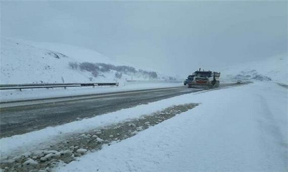 تداوم بارش برف در محورهای کوهستانی یزد