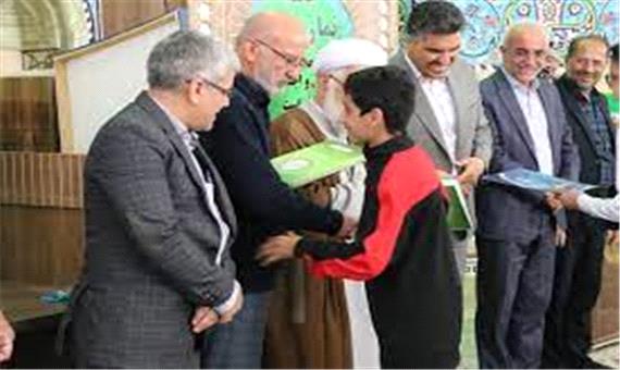 اهداء جایزه سالیانه پهلوان ناصرعلی به فوتبالیست نابینای استان یزد