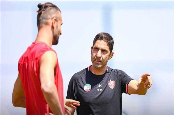 کلهر: پرسپولیس و سپاهان مدعیان اصلی قهرمانی هستند