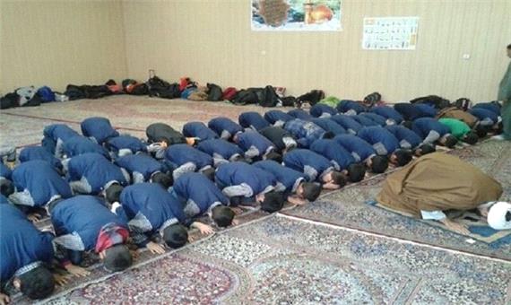 طنین بانگ توحید و اقامه نماز جماعت در مدارس یزد