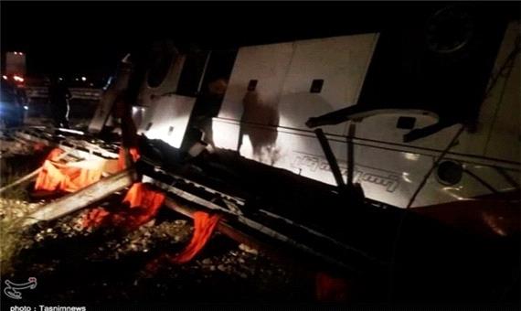 خروج اتوبوس مسافربری از جاده در مهریز/ 19 مسافر مصدوم شدند