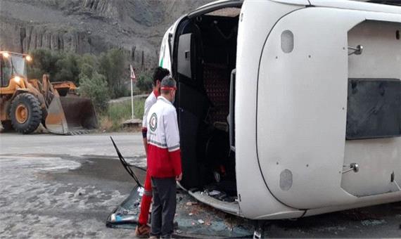 واژگونی اتوبوس در جاده مهریز به انار/19 نفر مصدوم شدند