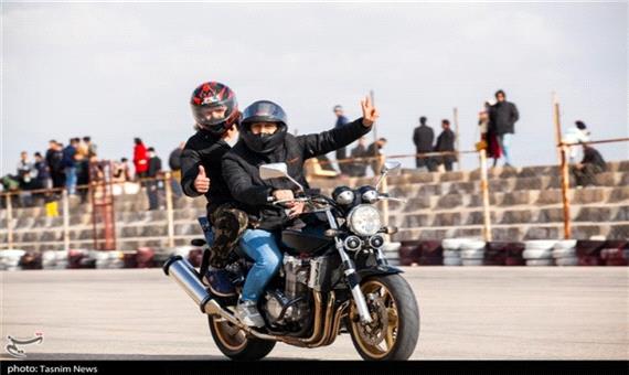 حضور موتورسواران در پیست موتورسواری و اتومبیل‌رانی یزد به روایت تصویر