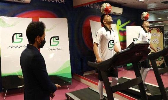حرکت همزمان کنترل توپ روی سر و حرکت روی تردمیل توسط ورزشکار یزدی ثبت شد