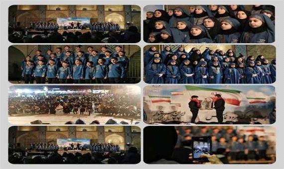اجرای سرود «نمایش انقلاب» در میدان امیرچقماق یزد