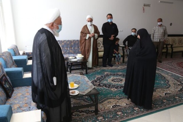 امام جمعه یزد با خانواده حجت‌الاسلام فرج‌نژاد دیدار کرد