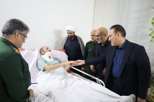 دیدار مدیرکل آموزش و پرورش استان با پاسدار مجروح محمد دهقان