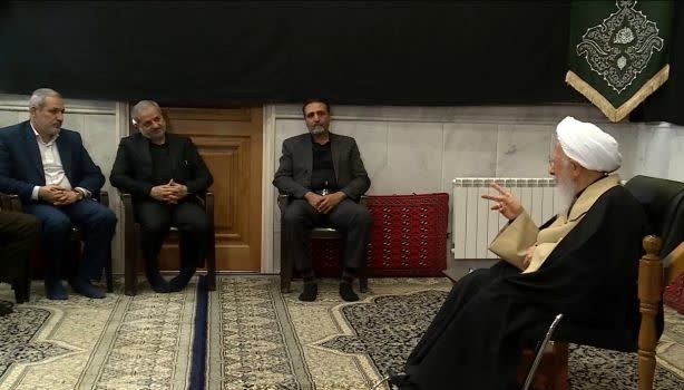 وزیر آموزش و پرورش در دیدار با آیت الله جوادی آملی اظهار کرد: در کنار ایجاد تحول در برنامه درسی، فعالیت‌های فرهنگی و پرورشی در اولویت برنامه‌ها است.