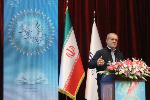 رئیس جمهور با بیان اینکه معلمان و مدیران نقش محوری در شکل دادن به باورها و رفتار دانش‌آموزان دارند و بدون تغییر رفتار درونی، اصلاح جامعه امکان‌پذیر نیست، خاطرنشان کرد: هیچ نهادی مهم‌تر از مدرسه و معلم برای ساخت آینده کشور وجود ندارد.