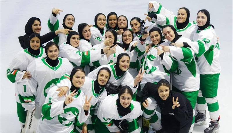 حضور دو بازیکن هاکی روی یخ جوانان دختر در لیگ مجارستان