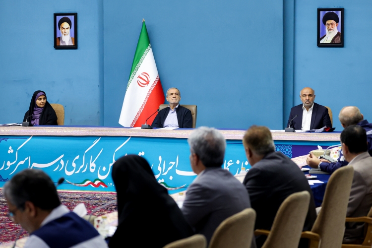 پزشکیان: بنگاه‌های تولیدی وارد ساخت مسکن کارگری شوند