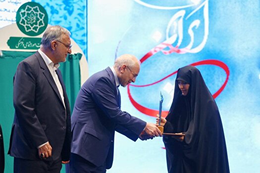 تجلیل قالیباف از خانواده شهدای جنگ تحمیلی ۱۲ روزه