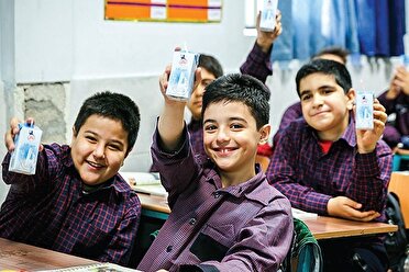 توزیع شیر رایگان در مدارس مناطق کمتر برخوردار استان یزد