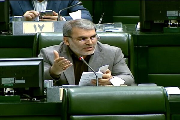 زنگنه: دود تغییر مدام سیاست‌های ارزی به چشم مردم می‌رود