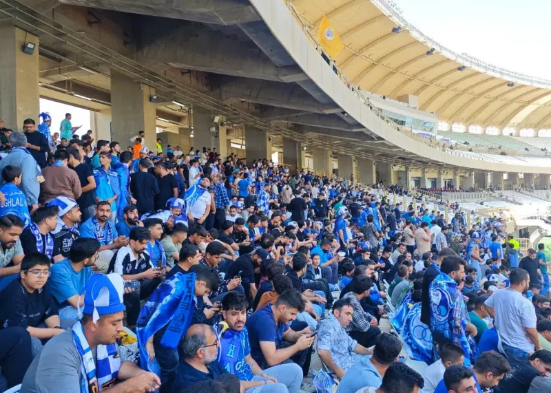 شیرازی‌ها استادیوم پارس را به رنگ آبی درآوردند