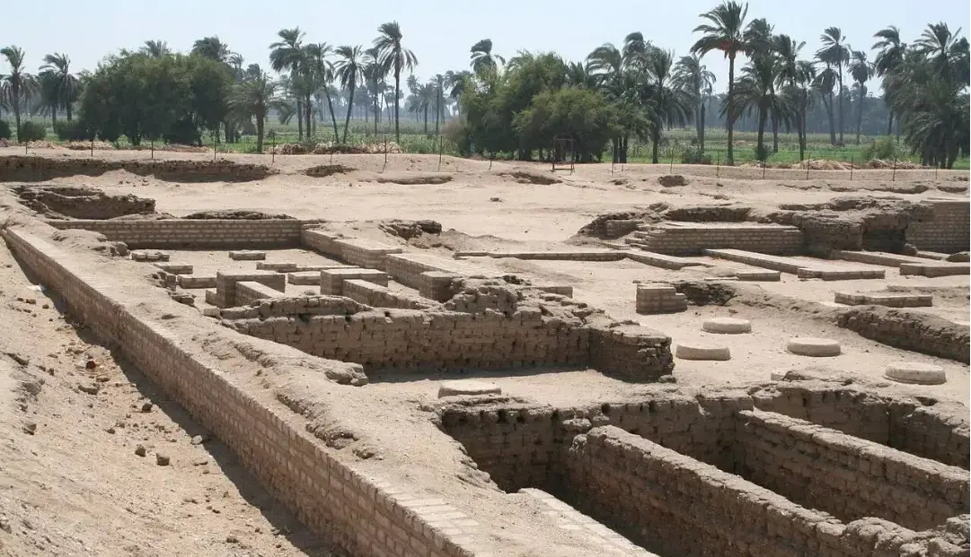 راز شهر گمشده مصر: آیا واقعاً طاعون باعث سقوط پایتخت فرعون آخناتون شد؟