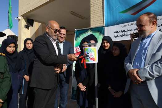 هم‌زمان با آغاز هفته پدافند غیرعامل، آیین نمادین نواختن زنگ پدافند غیرعامل با حضور سردار قمی، معاون سازمان پدافند غیرعامل کشور، مدیرکل آموزش و پرورش استان یزد، جمعی از مسئولان استانی و دانش‌آموزان در دبیرستان دخترانه ام‌هانی یزد برگزار شد.