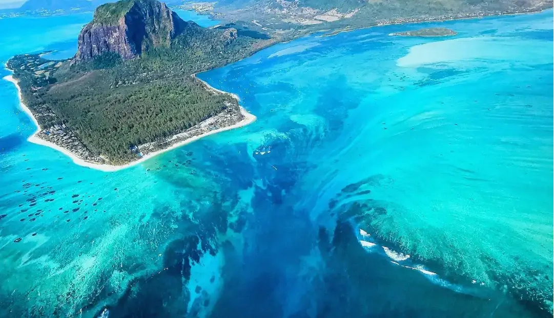 آیا می‌دانستید بزرگ‌ترین آبشار دنیا زیر آب‌های اقیانوس پنهان است؟