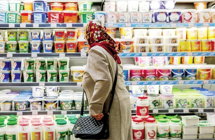 روایت رئیس اتحادیه خواربارفروشان از گرانی‌های امسال؛ ماستِ ۱۳۰ تومانی ۲۱۵ هزار تومان شد