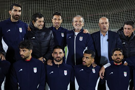 رئیس جمهور همراه با ملی‌پوشان فوتبال کشورمان پا به توپ شد