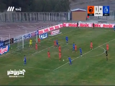 مدافع پادیاب توپ را از روی خط دروازه بیرون کشید