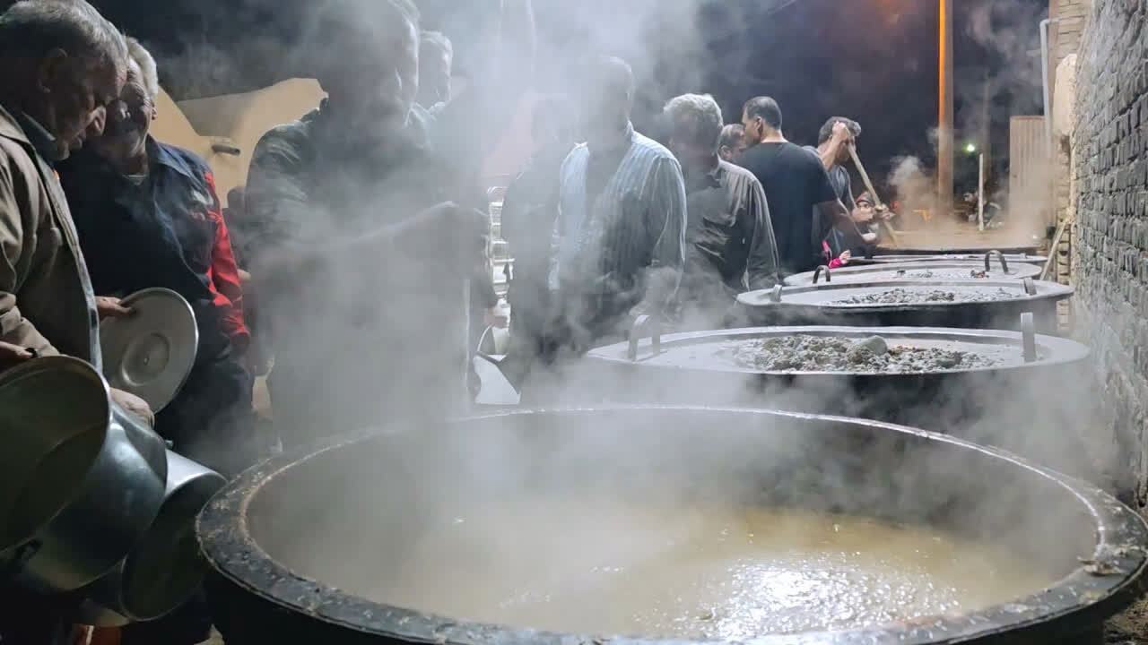 پخت و توزیع آش نذری در موسی آباد میبد