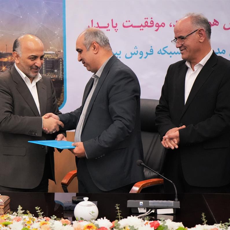 در حاشیه همایش مدیران شعب بیمه دی انجام شد؛ مراسم تکریم و تودیع بهمن برزگر از شرکت بیمه دی