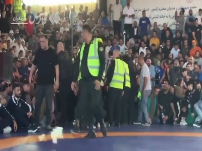 حضور هواداران کشتی تا کنار تشک مسابقه