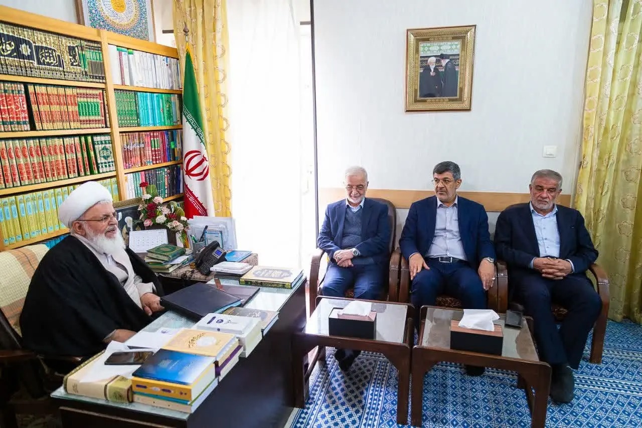 دیدار و گفتگوی وزیر کشور و مسئولان ارشد استان با نماینده ولی‌فقیه در یزد