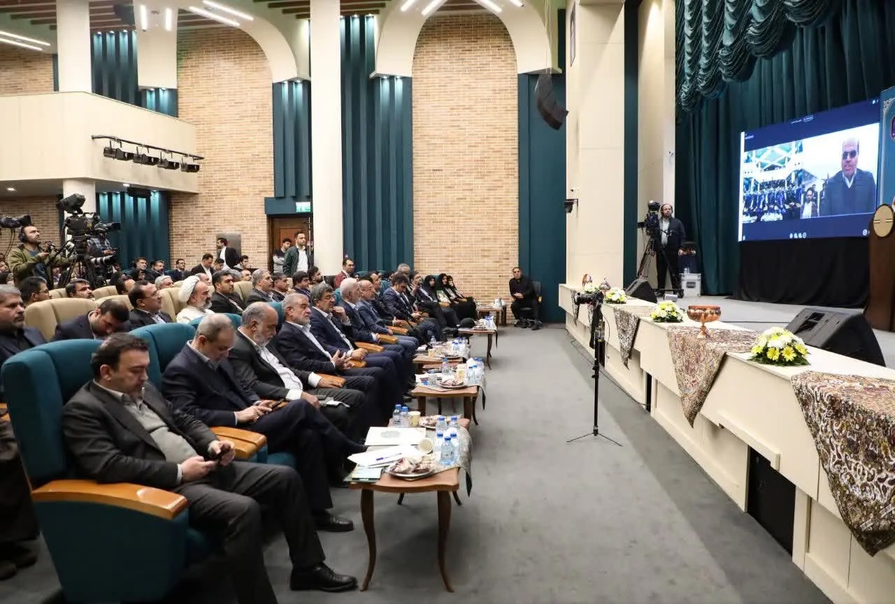 افتتاح همزمان ۱۲ نیروگاه خورشیدی در استان یزد با حضور وزیر کشور