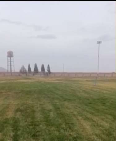 آغاز بازسازی چمن طبیعی مجموعه ورزشی کارگران مهریز از اسفندماه