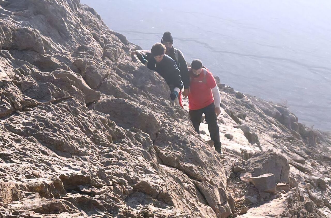 نجات ۲ فرد گرفتار در ارتفاعات کوهستانی مهریز یزد