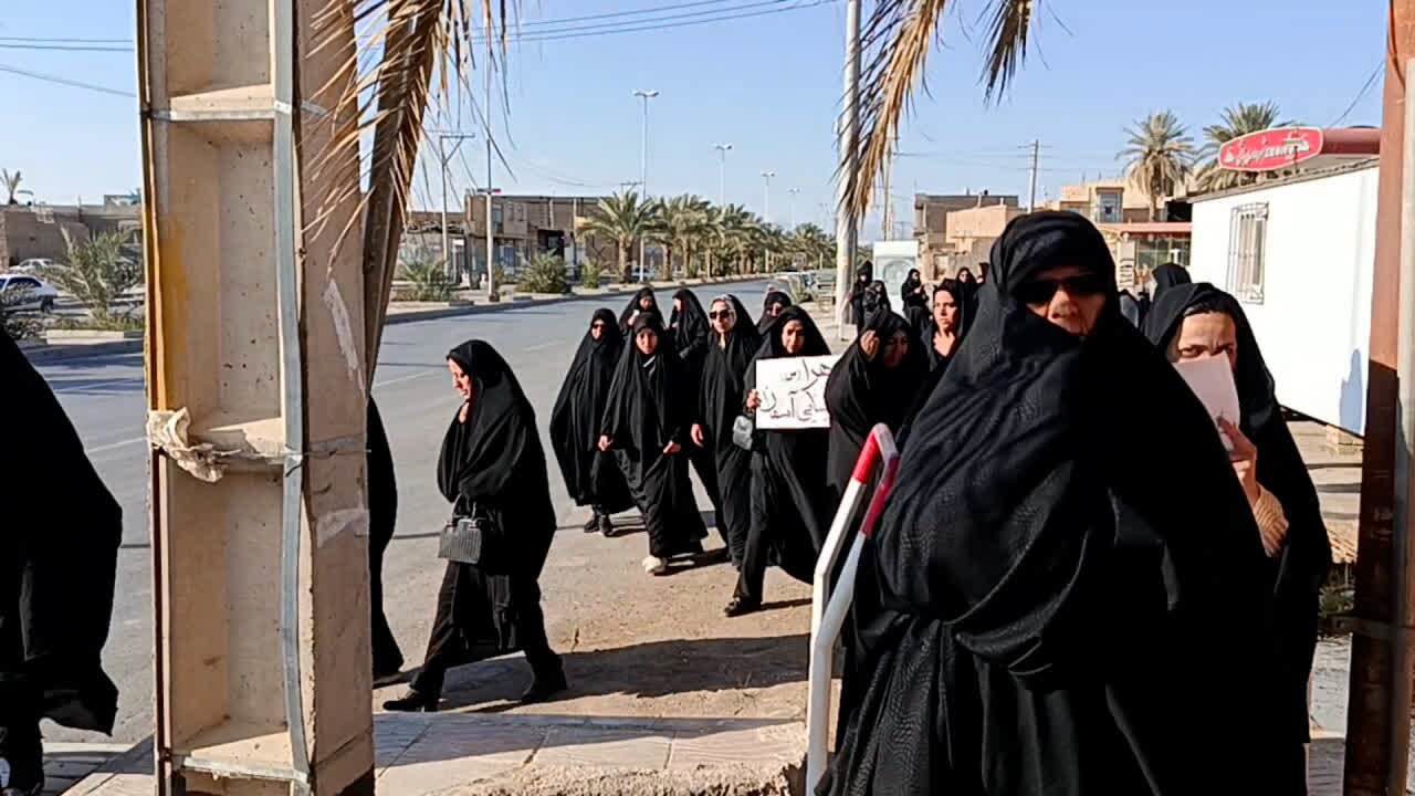 پیاده‌روی بانوان بسیجی بافق به مناسبت هفته زن