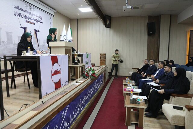 مناظره دانشجویان در دانشگاه علم و هنر یزد