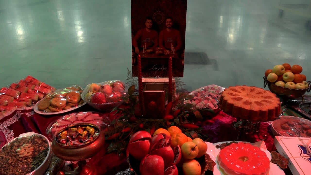 یلدایی متفاوت در بافق؛ مادران شهدا بلندترین شب سال را کنار مزار فرزندانشان گذراندند