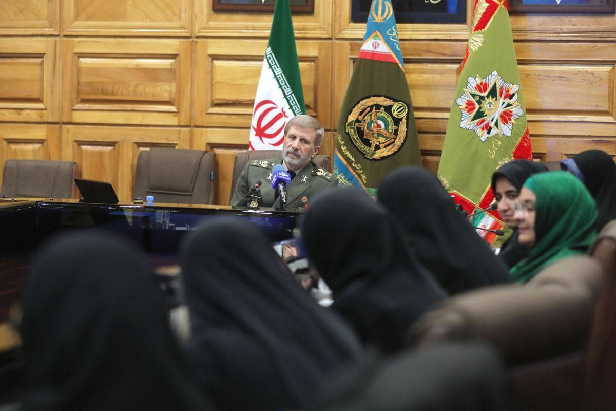 دفاع از میهن بدون حضور آگاهانه زنان امکان‌پذیر نیست