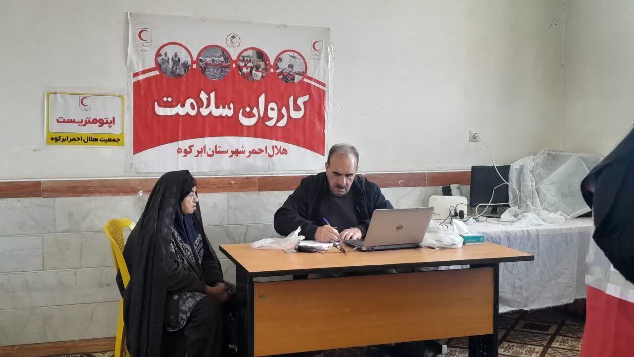 ارائه خدمات کاروان سلامت هلال‌احمر ابرکوه به اهالی روستای بداف