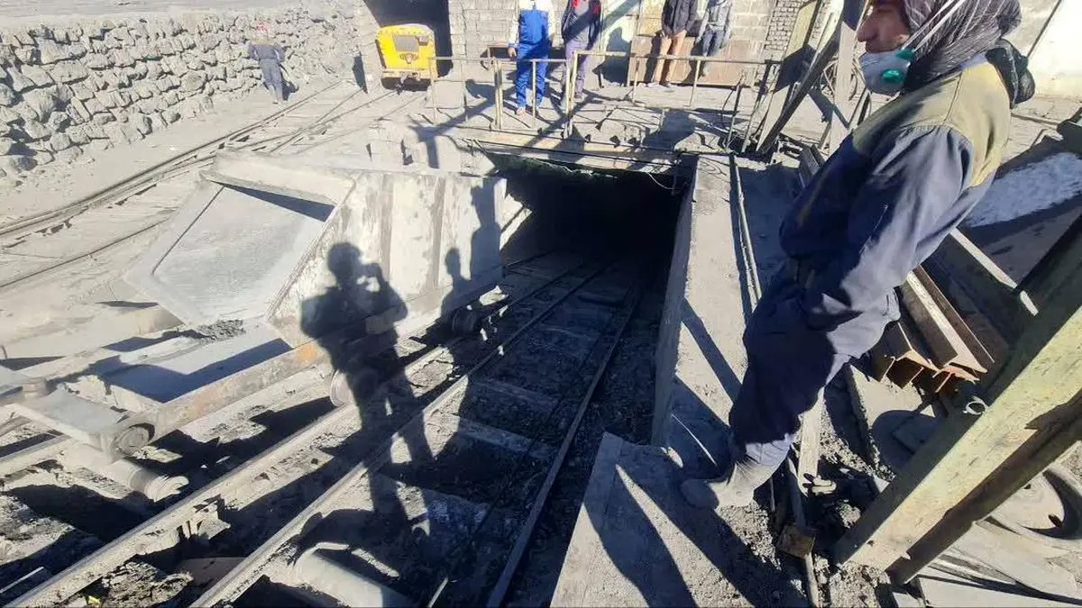 محبوس شدن ۲۴ کارگر در ریزش معدن بافق؛ ۱۸ نفر نجات یافتند