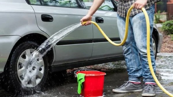 هدر رفتن ۳۰۰ لیتر آب، برای شست و شوی خودرو با شیلنگ