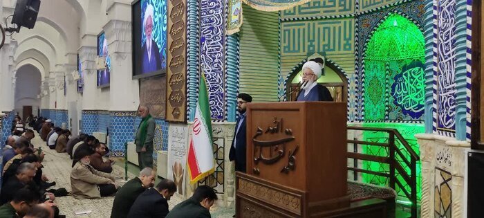 امام جمعه یزد: تسلیم دشمن شدن، نسخه نجات کشور نیست