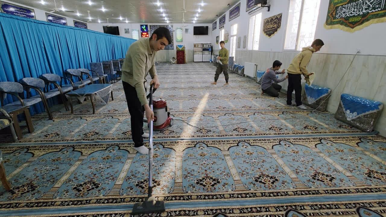 میبدی‌ها با غبار روبی و معطر کردن مساجد به استقبال ماه خدا رفتند