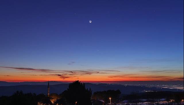 ماه و سیاره‌ها در گرگ‌ومیش زمستانی