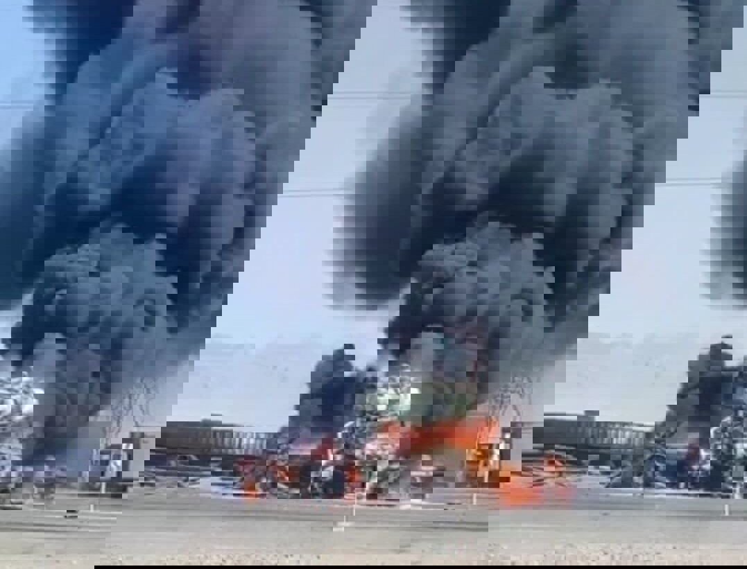 آتش‌سوزی مهیب پس از برخورد دو تریلی/ راننده پیش از حریق نجات یافت