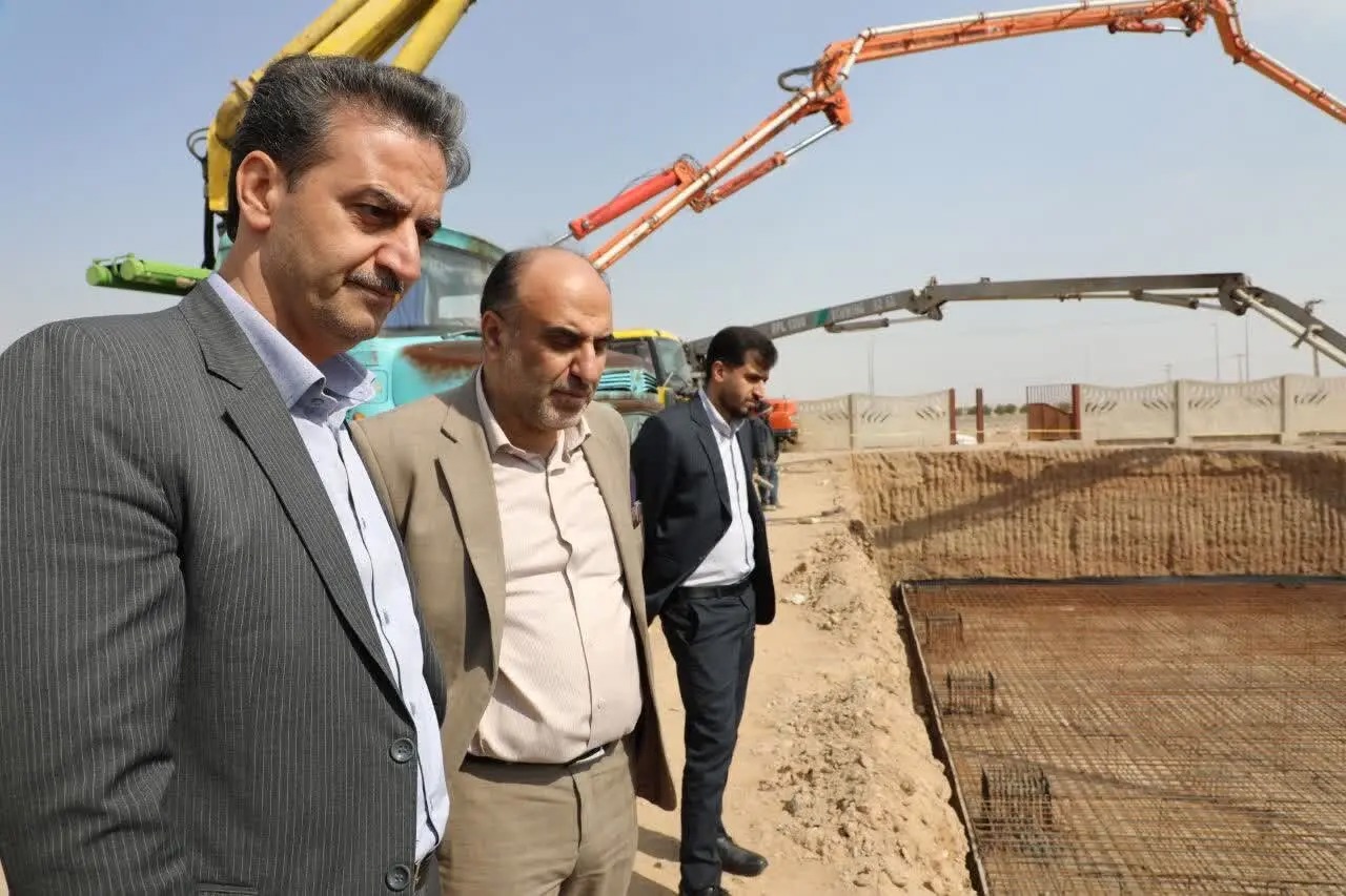 بازدید معاون استاندار یزد از عملیات بتن‌ریزی مجتمع رفاهی کارگران
