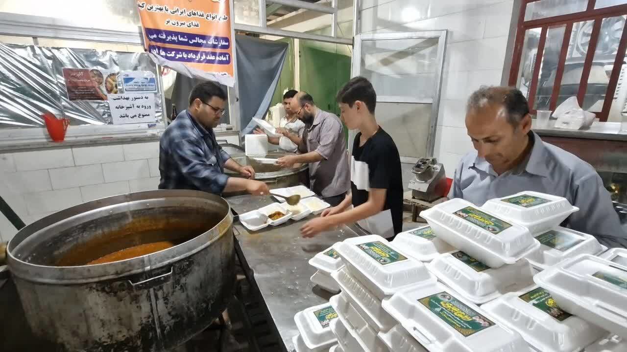 طبخ و توزیع ۶۰۰ پرس غذای گرم در شهرستان زارچ