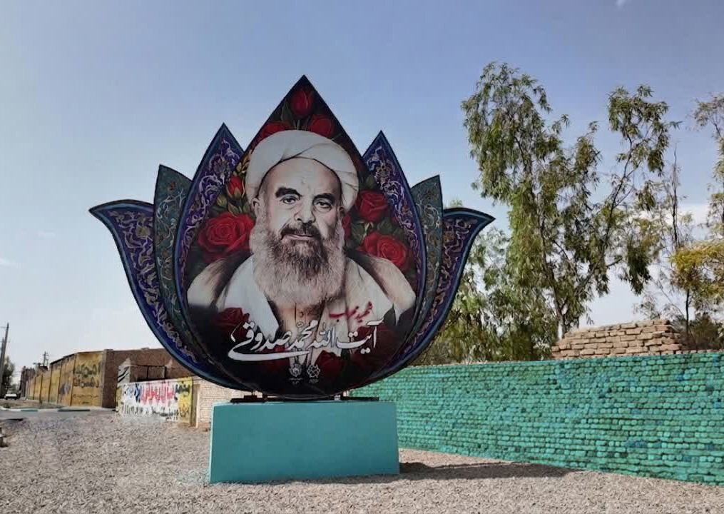 مزین شدن ورودی‌های شهر یزد به تمثال ۲۴ شهید شاخص استان
