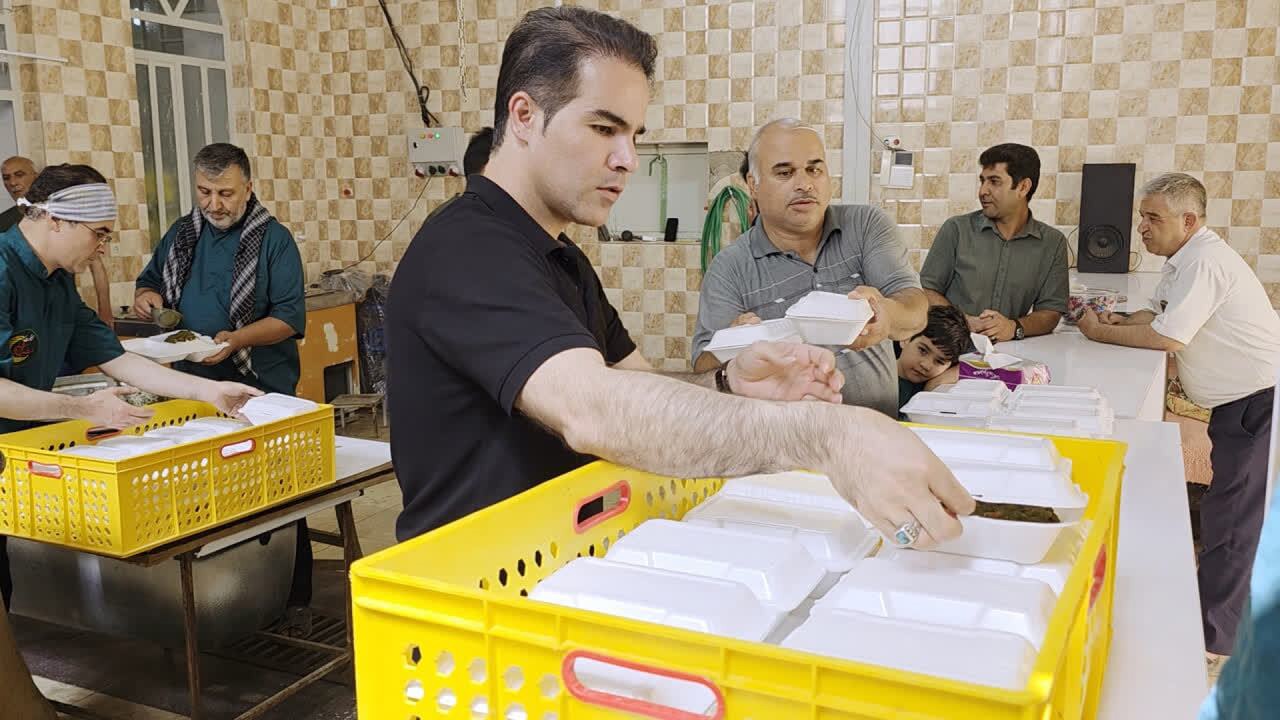 طبخ و توزیع ده‌ها هزار پرس غذا در محله «ده‌آباد» میبد