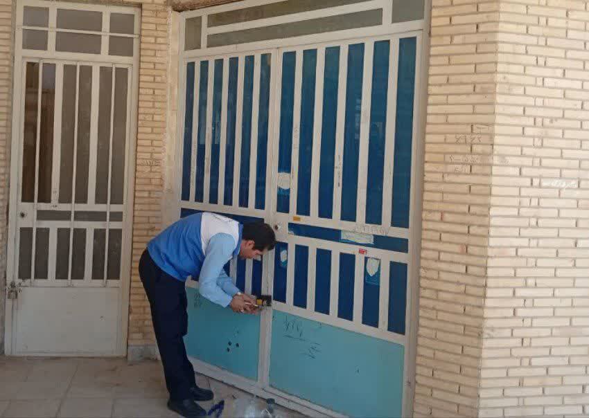 مهر و موم شرکت سم‌پاشی و محل نگهداری قلیان در مهریز